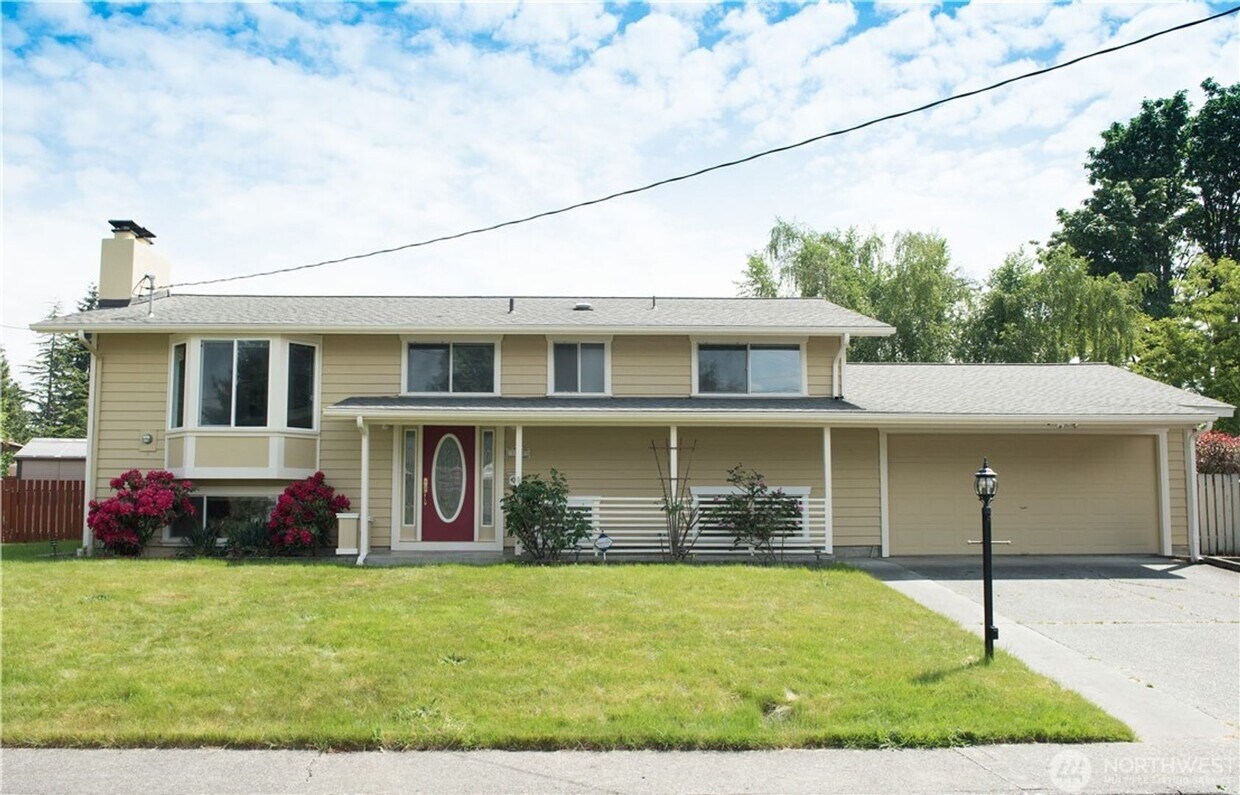 Foto principal - $4250 Large 2 story split entry 4BDR,2BA S...