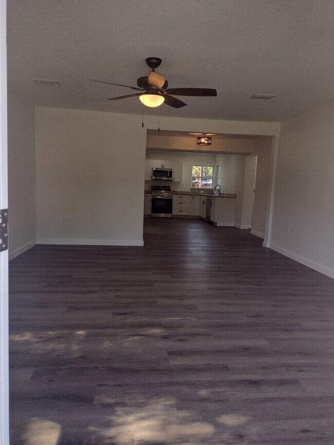 Building Photo - 3 br, 2 bath House - 1316 MELROSE AVE S