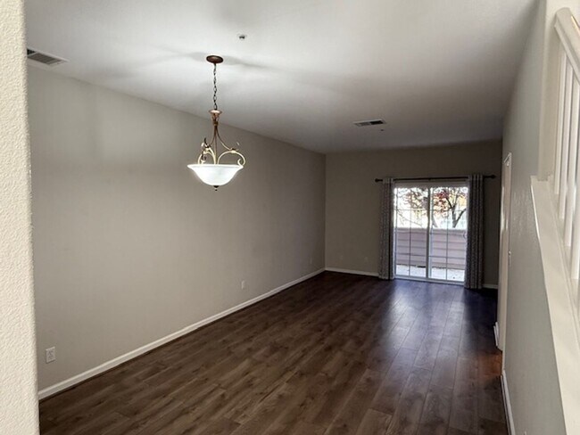 Foto del edificio - 2-Bedroom Martinez Townhome Near The Village Oaks Shopping Plaza