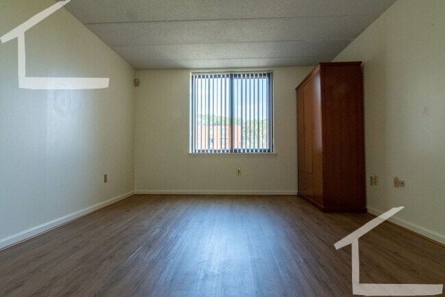 Building Photo - No Brokers Fee, Central Heat/AC, In-Unit W...