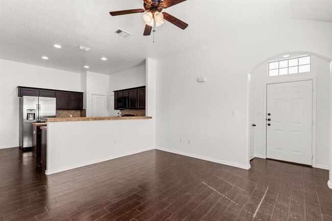 Foto del edificio - 586 Creekside Cir