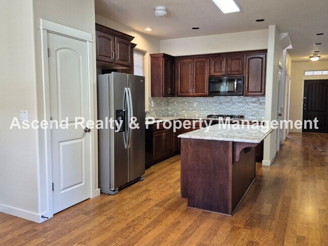 Foto del edificio - Lower Price! Available Immediately Minutes to Orenco 4 Bed & Office with Full Bath on Main 1 Smal...