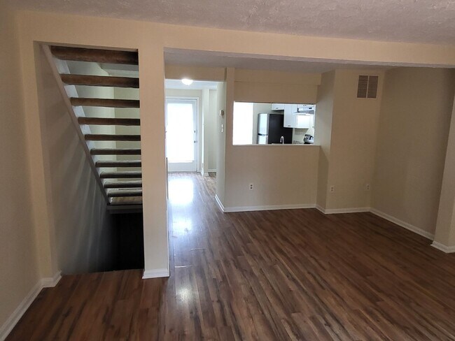 Building Photo - Bright and Welcoming!