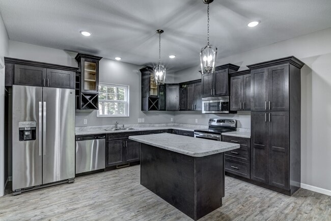 Building Photo - 4 bed, 2 bath