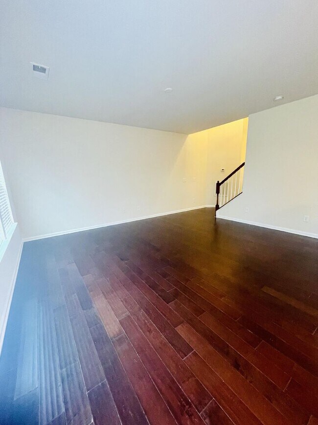 Foto del edificio - Spacious 3BR/2.5 BA Townhouse in Edison Sq...