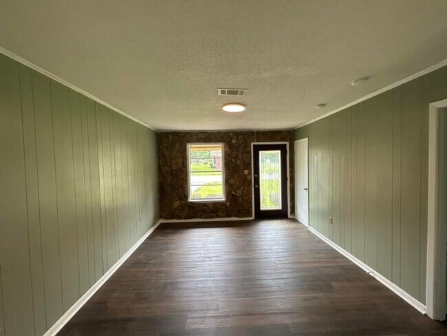 Building Photo - 3 bedroom 1.5 bath home available for rent