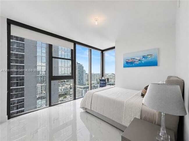 Foto del edificio - 700 NE 24th St