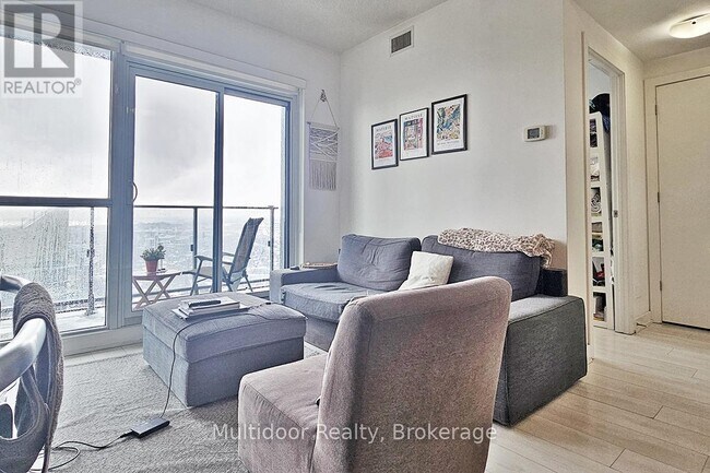 Photo du bâtiment - 2220 Lake Shore Blvd W