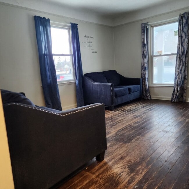 Foto del edificio - Detroit bungalow, available immediately