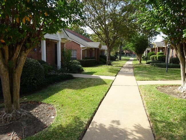 Building Photo - 2420 Stone Hollow Dr
