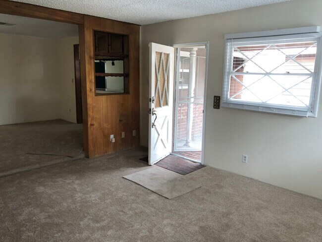 Building Photo - 219 N Niagara St