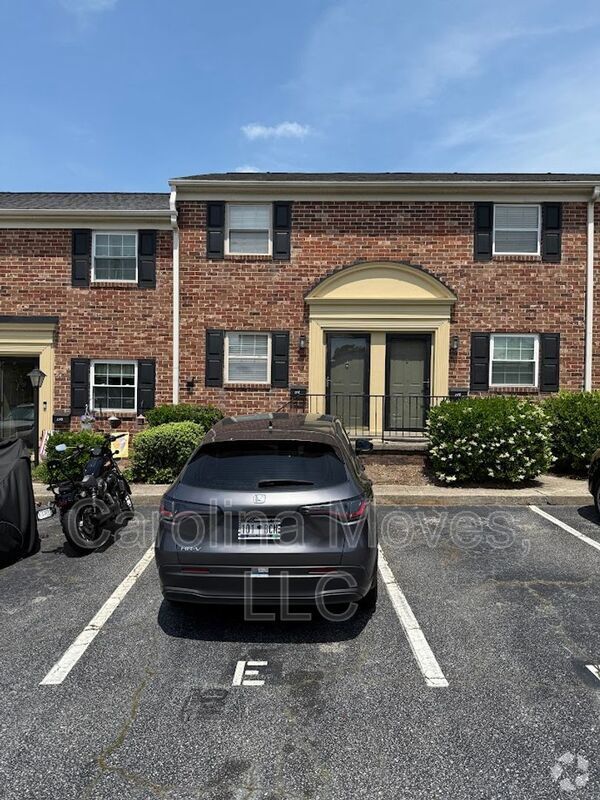 Building Photo - 2530 E North St