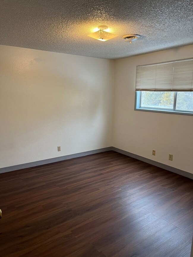 Building Photo - 2 Bedroom, 1 Bathroom Upstairs Apartment -...