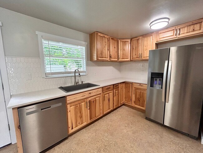 Building Photo - Completely Renovated 4 Bed, 2 Bath Home in...
