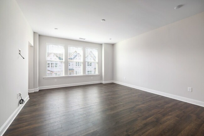 Foto del edificio - Available 08/15! Spacious Townhome in Prime Andrew Chapel Community