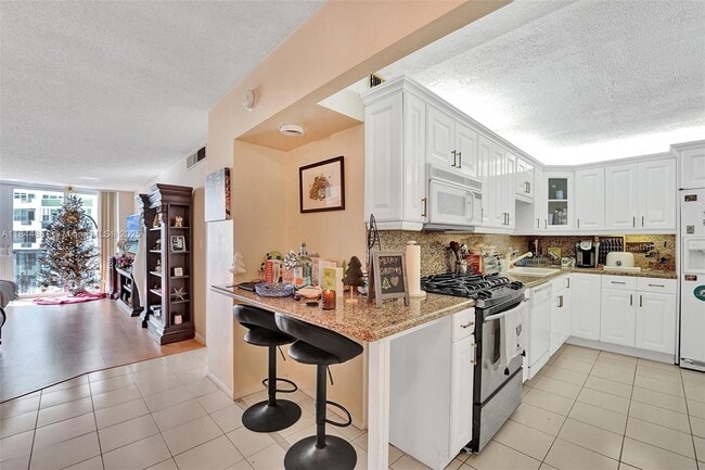 Building Photo - 3140 S Ocean Dr