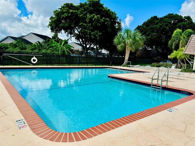 Foto del edificio - 2440 SW 15th St