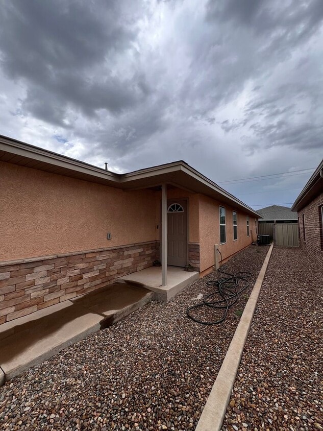 Primary Photo - Spacious 3 bedroom home !