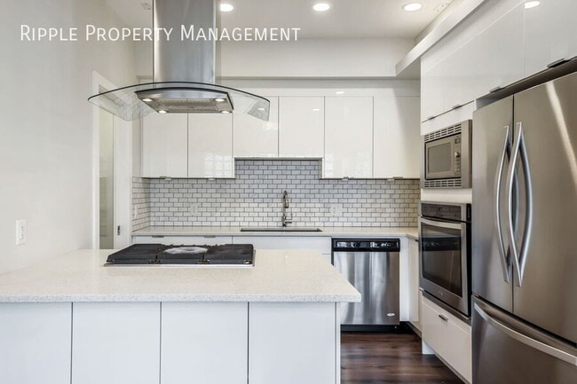 Building Photo - LUXURIOUS 3 BEDS/ 3.5 BATHS TOWNHOUSE WITH...