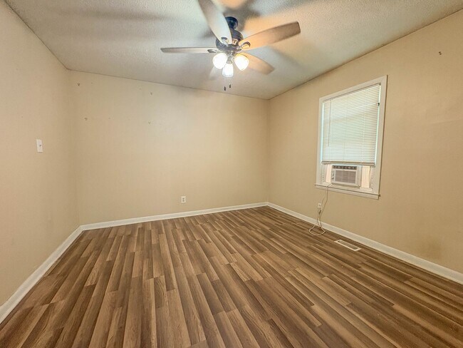 Foto del edificio - Coming Soon! 3 Bedroom 2 Bathroom- Pets Allowed!