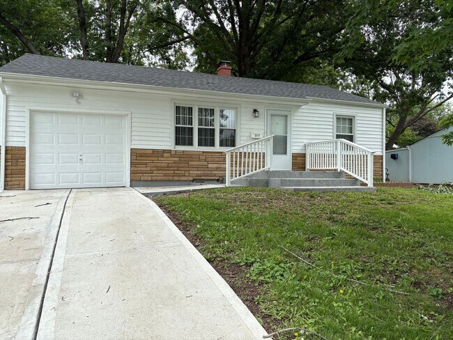 Foto del edificio - 3 Bed / 2 Bath Newly Renovated Raytown Bungalow with Large Fenced Yard and Brand-New Deck