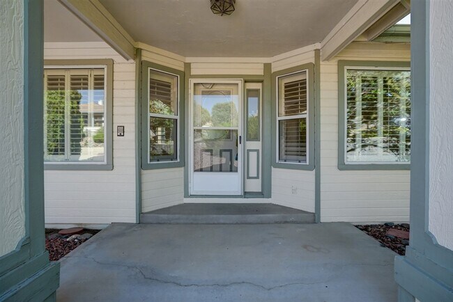 Foto del edificio - Freshly painted, 3 Bedroom, 2 Bath Home in...