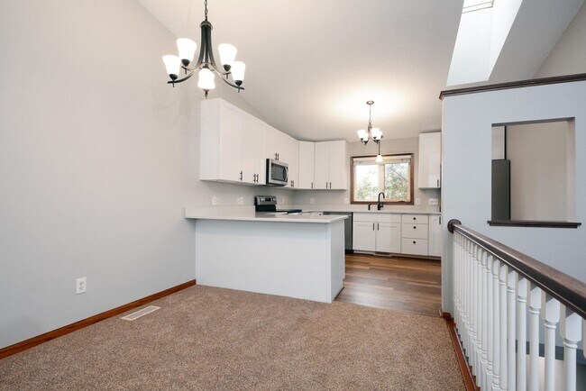Building Photo - AVAILABLE July 1! Completely Renovated mus...