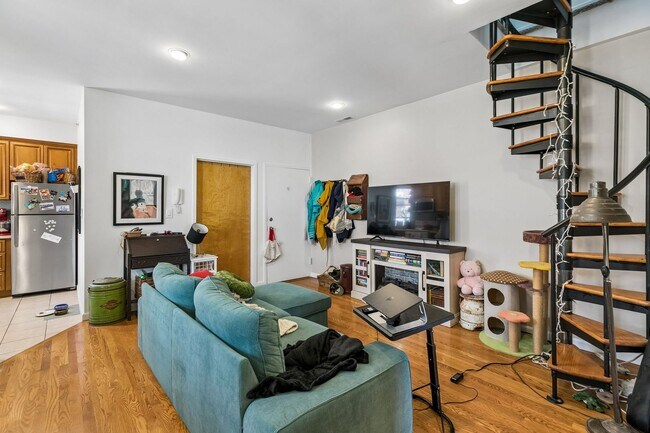 Foto del edificio - Well-maintained 2-bedroom, 1-bath bi-level apartment | Washington Square West