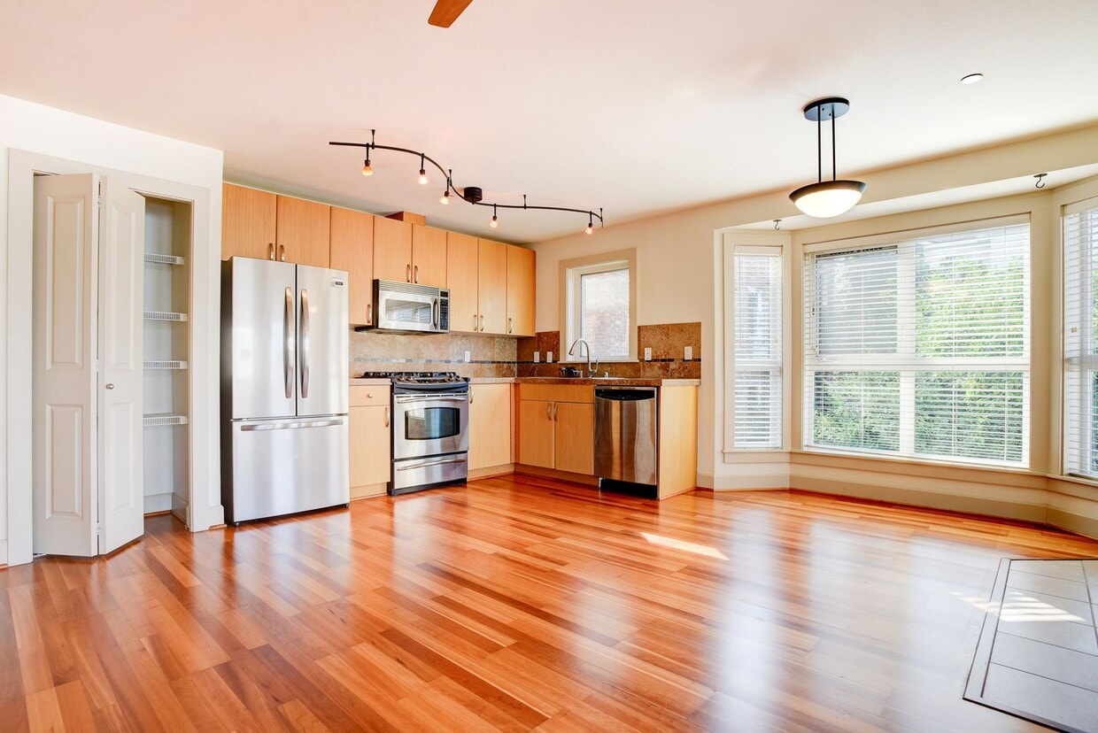 Building Photo - North Capital Hill owner offering move in ...