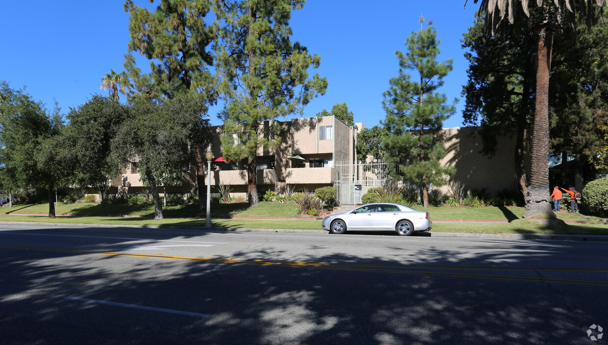 Building Photo - 1425 Orange Grove Blvd