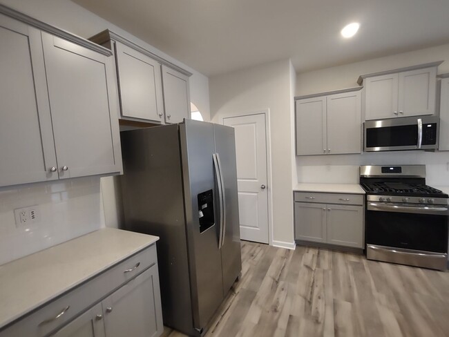 Building Photo - Move-in ready Home in Gambill Forest!