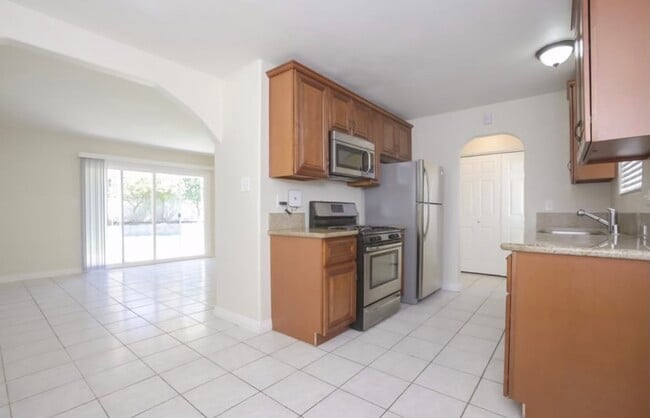 Building Photo - 451 Bard St