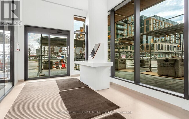 Photo du bâtiment - 2075 Lakeshore Rd.