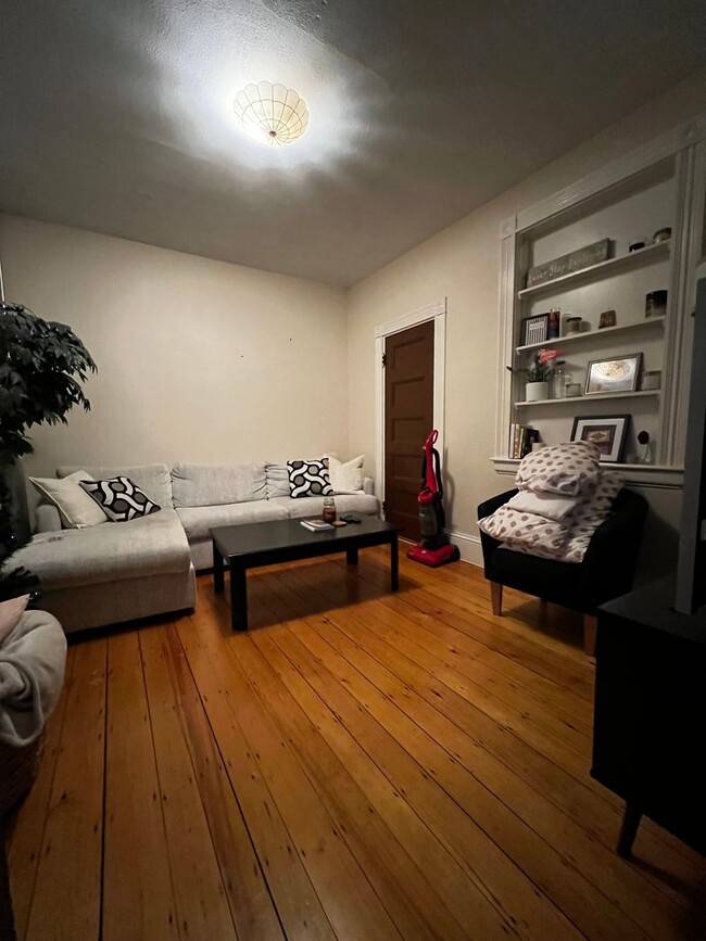 Building Photo - Renovated Brookline Village 3 Bed. 1 Parki...