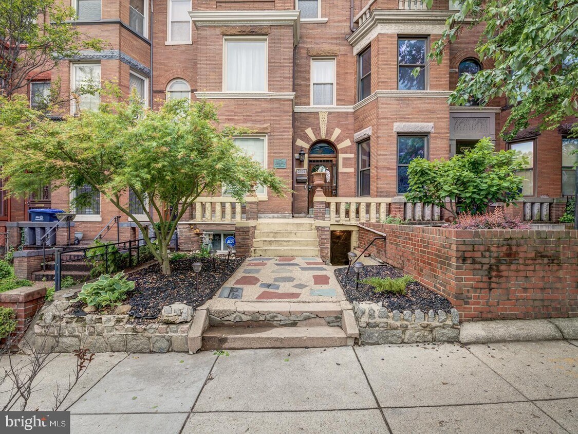 Primary Photo - 2324 1st St NW