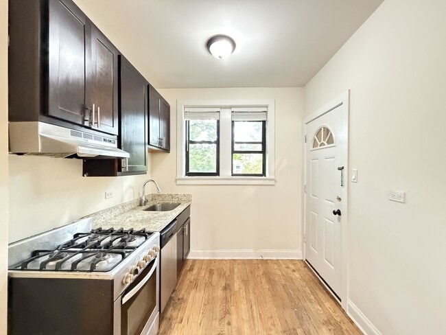 Building Photo - 4125 N Ashland Ave