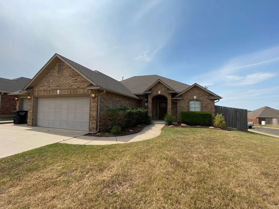 Primary Photo - 3 Bedroom 2 bath 3 Car Garage with Office!...