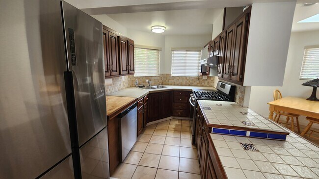 Full kitchen, gas range, dishwasher - 13427 Olive Tree Ln