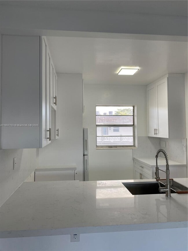 Building Photo - 5181 W Oakland Park Blvd