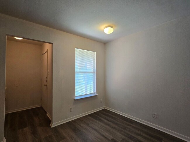 Foto del edificio - RENT REDUCTION - AVAILABLE NOW!