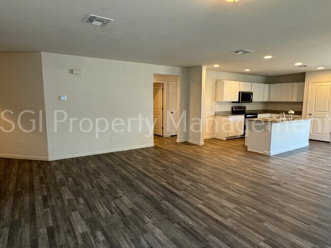 Building Photo - Spacious home ready for your move in