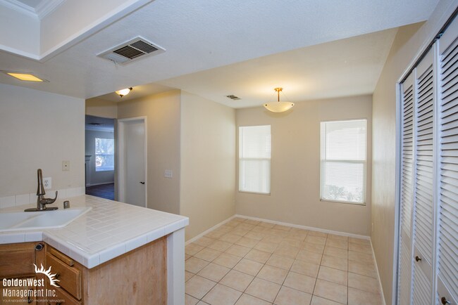 Foto del edificio - Spacious 3Bdm 2.5Ba Two-Story Home next to Queensridge!