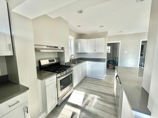 Building Photo - 7102 Schoyer Ave