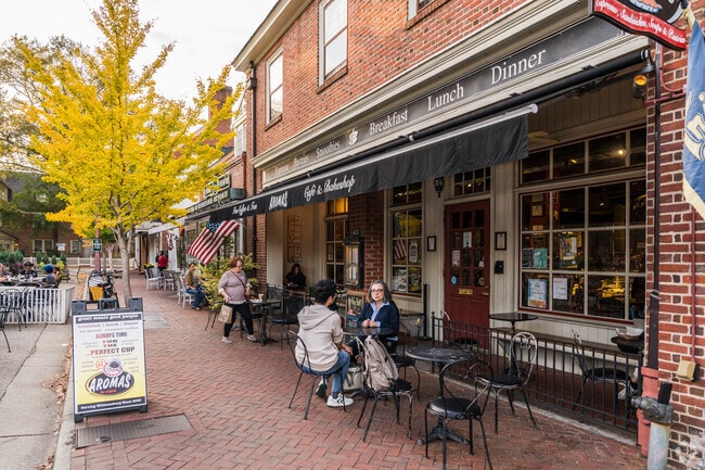 Residents enjoy outdoor dining in Williamsburg.