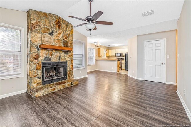 Foto del edificio - 6813 Willowbrook Dr