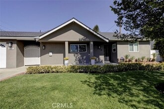 Building Photo - 10814 Encino Ave