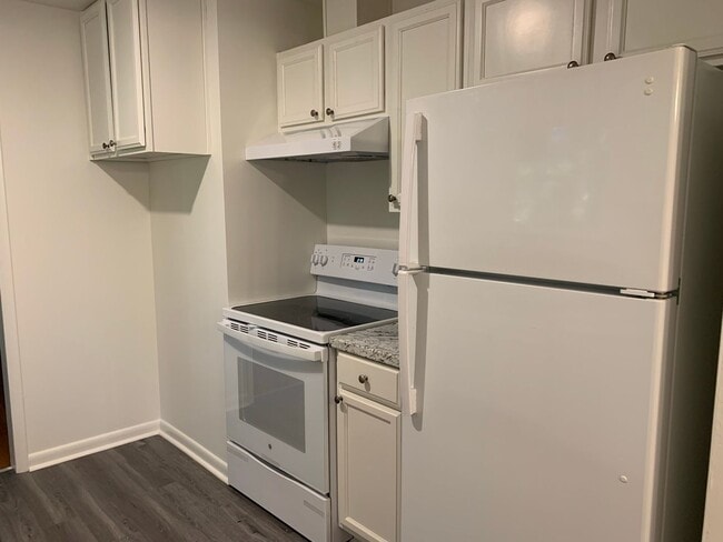 Building Photo - One-month FREE rent!  GREAT LOCATION!! RANCH HOME WITH HARDWOODS NEAR DOWNTOWN