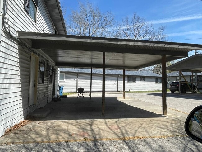 Building Photo - 531-B N Oak Grove Ave