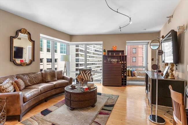 Building Photo - 57 E Delaware Pl