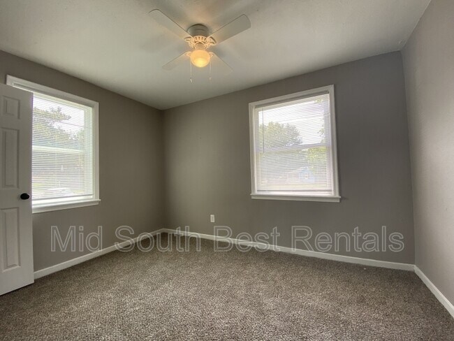 Building Photo - 356 W Brooks Rd